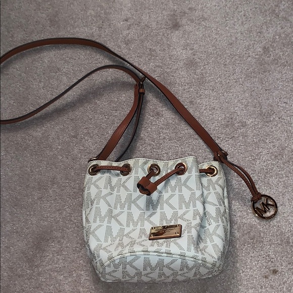 Michael Kors Handbags - Great condition MK crossbody